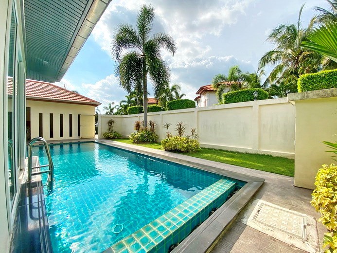 House for sale East Pattaya showing the pool and garden 
