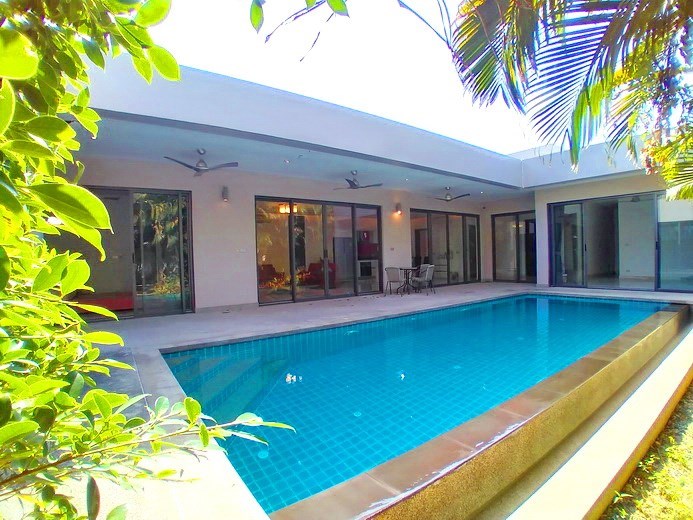 House for sale Mabprachan Pattaya showing the house and pool House for sale Mabprachan Pattaya showing the house and pool