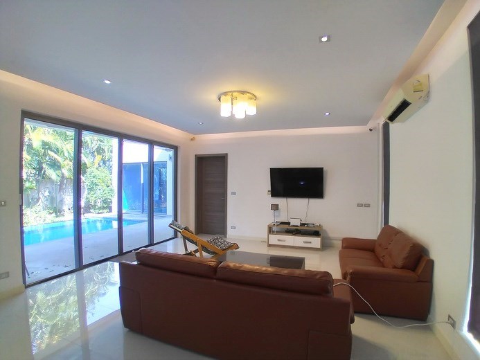 House for sale Mabprachan Pattaya showing the living area House for sale Mabprachan Pattaya showing the living area