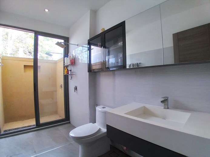 House for sale Mabprachan Pattaya showing the master bathroom House for sale Mabprachan Pattaya showing the master bathroom