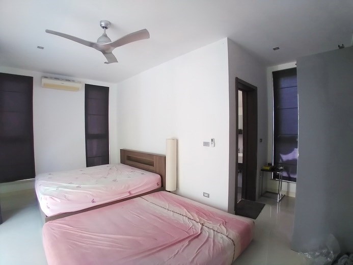 House for sale Mabprachan Pattaya showing the master bedroom suite House for sale Mabprachan Pattaya showing the master bedroom suite