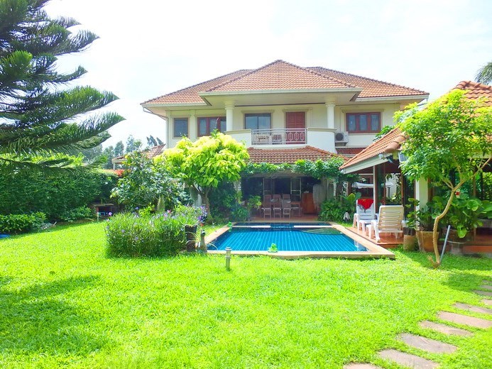 House for Sale Na Jomtien showing the house, garden and pool 