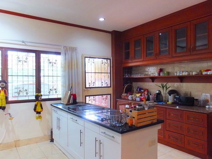 House for Sale Na Jomtien showing the kitchen 