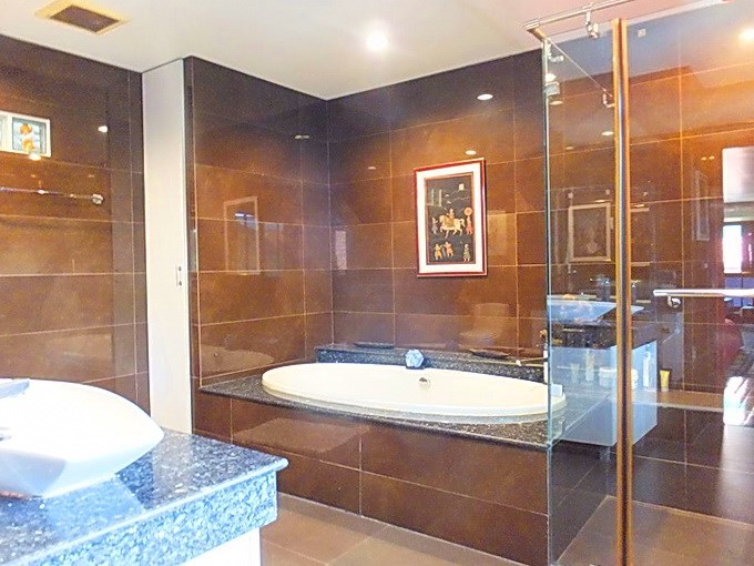 House for Sale Na Jomtien showing the master bathroom 