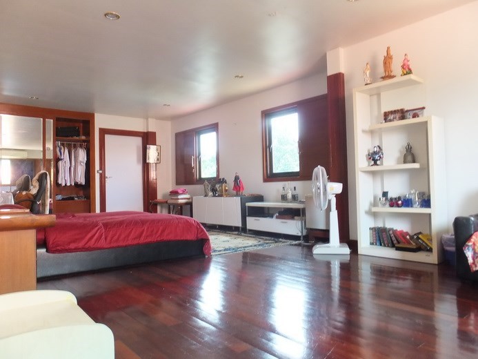 House for Sale Na Jomtien showing the master bedroom 