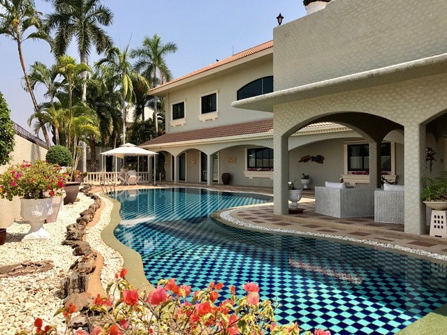 House for rent Pattaya showing the private swimming pool House for rent Pattaya showing the private swimming pool