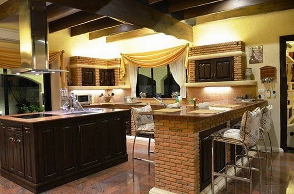 House for rent Pattaya showing the kitchen and breakfast bar House for rent Pattaya showing the kitchen and breakfast bar