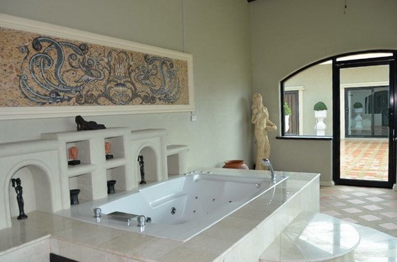 House for rent Pattaya showing the master bathroom Jacuzzi room