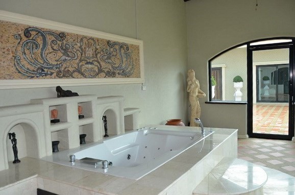 House for rent Pattaya showing the master bathroom Jacuzzi room House for rent Pattaya showing the master bathroom Jacuzzi room