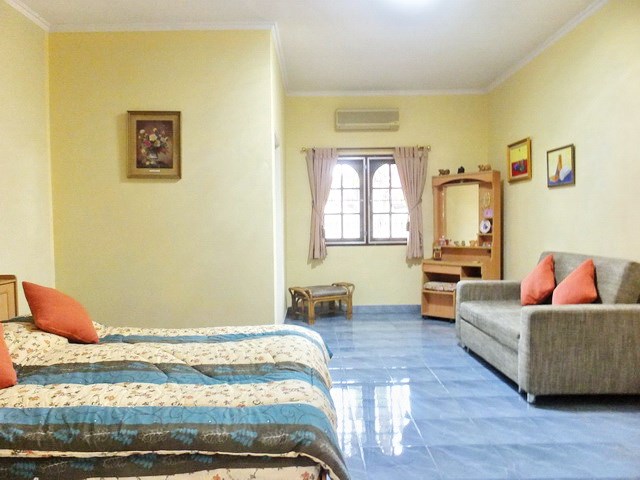 Resort for sale Huay Yai Pattaya showing the second bedroom house 2