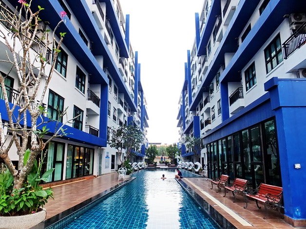 Condominium for rent East Pattaya showing the pool and buildings