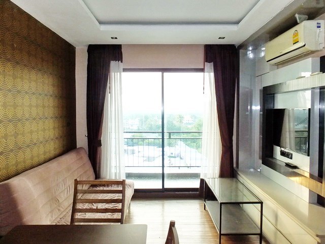 Condominium for rent East Pattaya showing the living room and balcony 