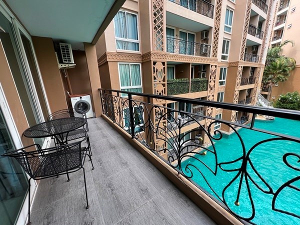 Condo For Rent Pattaya Jomtien showing the balcony with washing machine