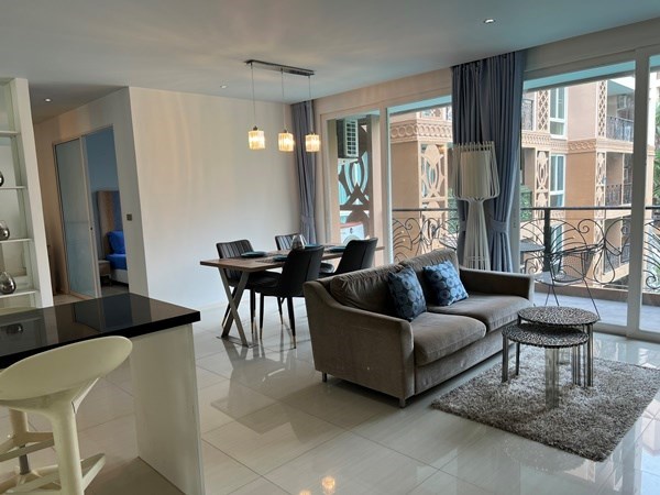 Condo for rent Jomtien Pattaya showing the breakfast bar and living area
