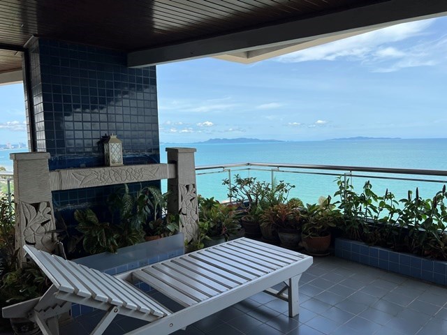 Condo for rent Pattaya Pratumnak Hill showing the balcony