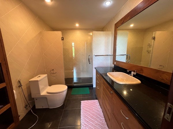 Condo for rent Jomtien showing the master bathroom