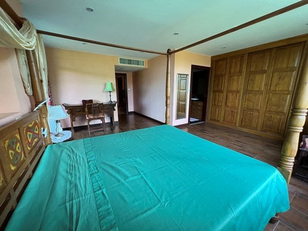 Condo for rent Jomtien showing the master bedroom