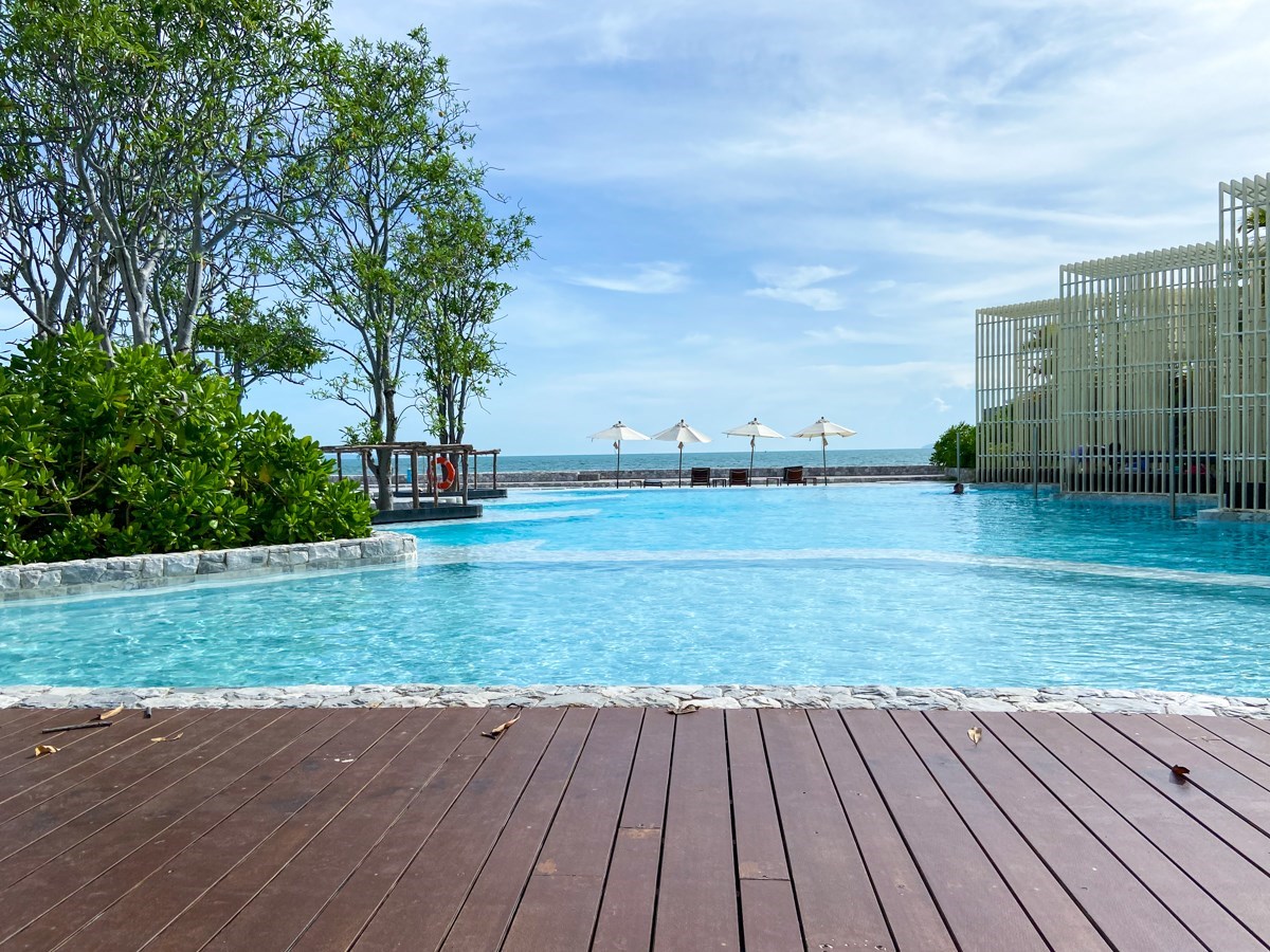Condo for sale Na Jomtien Pattaya showing the Beach Pool Deck Condo for sale Na Jomtien Pattaya showing the Beach Pool Deck