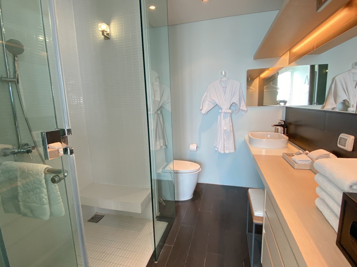 Condo for sale Na Jomtien Pattaya showing the Master Bathroom