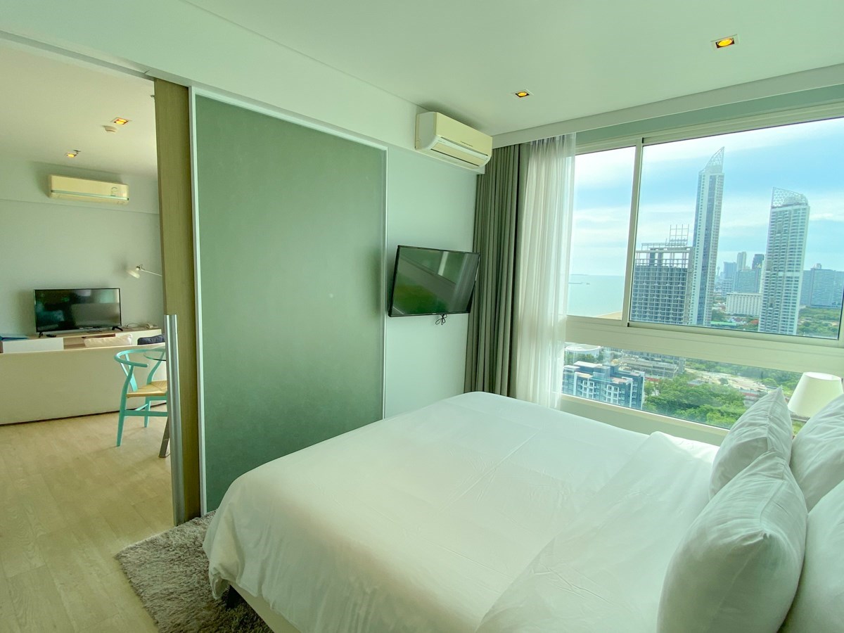 Condo for sale Na Jomtien Pattaya showing the Master Bedroom Suite Condo for sale Na Jomtien Pattaya showing the Master Bedroom Suite