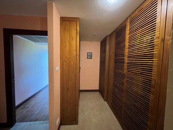 Condo for sale Pratumnak Pattaya showing the built-in wardrobes
