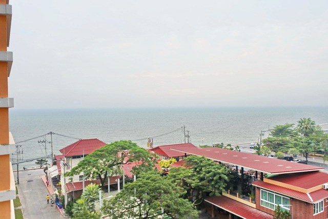 Condominium for rent Jomtien Pattaya showing the balcony with sea view 