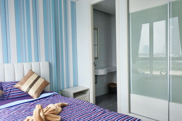 Condominium for rent Jomtien Pattaya showing the bedroom with builtin wardrobe 