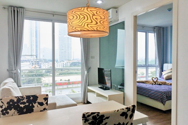 Condominium for rent Jomtien Pattaya showing the living and dining areas 