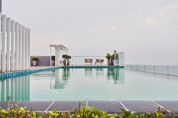 Condominium for rent Jomtien Pattaya showing the roof top swimming pool 