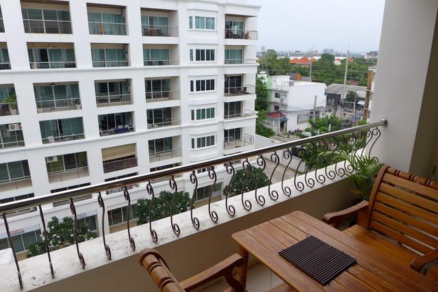 Condominium For Rent Jomtien showing the balcony and view