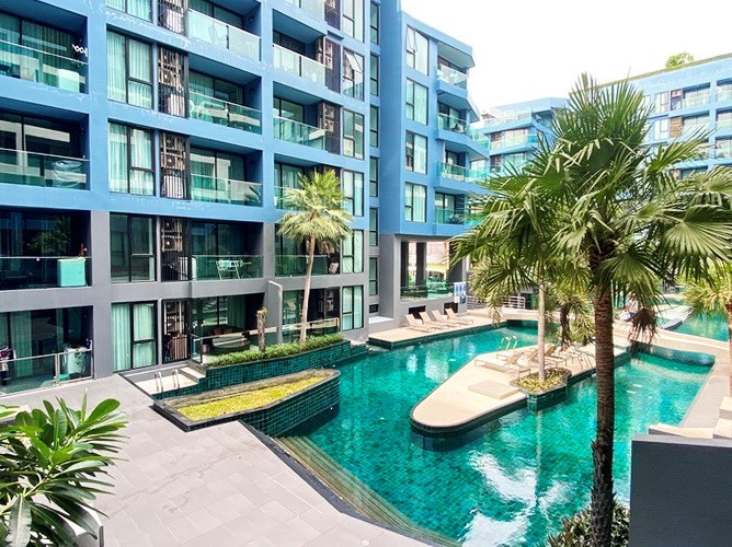 Condominium for Rent Jomtien showing the balcony with pool view