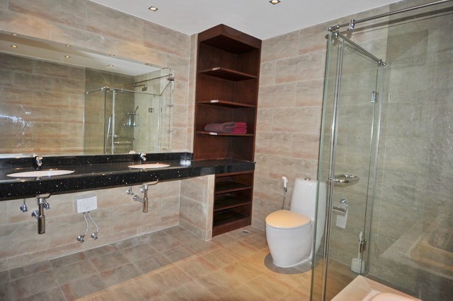 Condominium for rent Jomtien showing the master bathroom Condominium for rent Jomtien showing the master bathroom