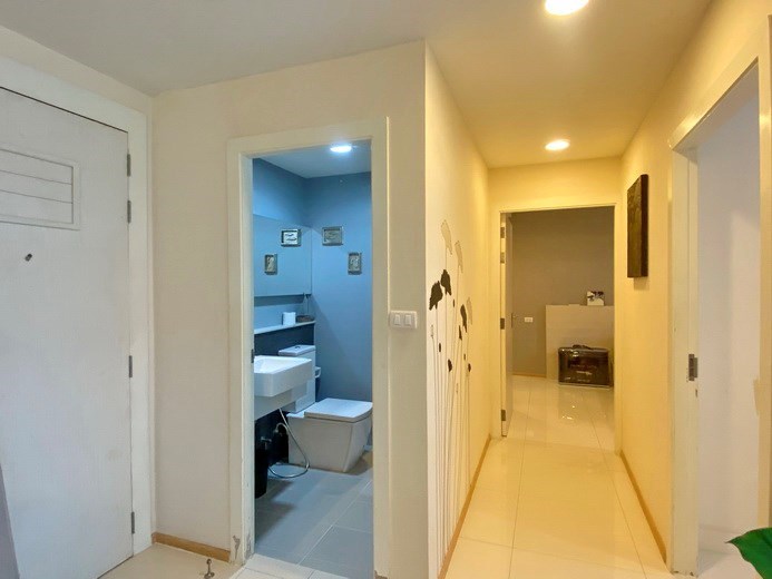 Condominium for Rent Jomtien showing the bathroom and walkway 