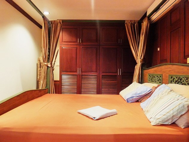 Condominium for rent Jomtien showing the bedroom and built-in wardrobes