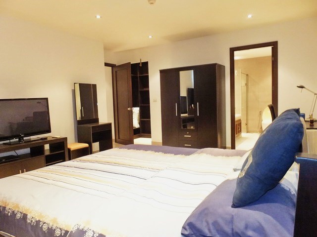 Condominium for rent Jomtien showing the master bedroom with walk-in wardrobes 