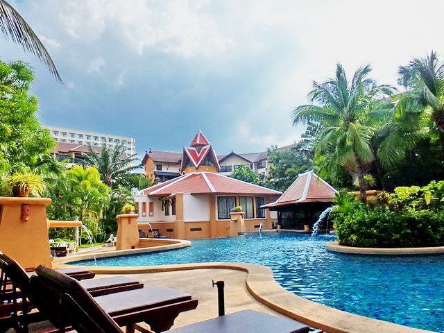 Condominium for rent Jomtien showing the terrace and pool 