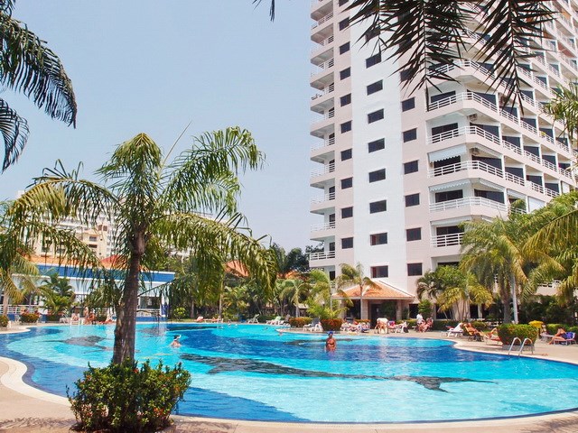 Condominium for rent Jomtien VIEW TALAY 2B showing the communal swimming pool Condominium for rent Jomtien VIEW TALAY 2B showing the communal swimming pool