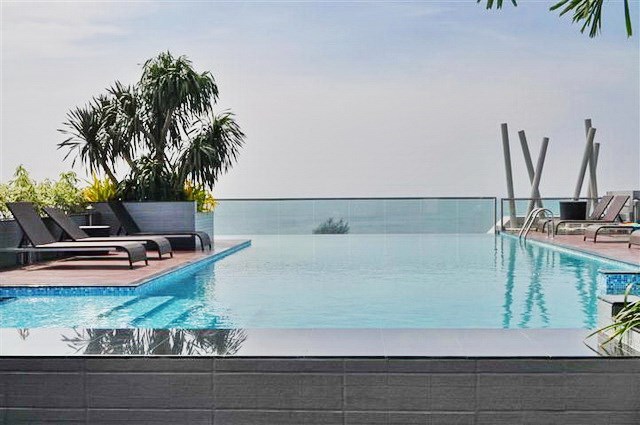 Condominium for rent Jomtien showing the communal swimming pool 