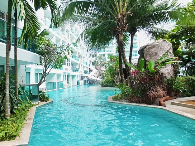 Condominium for rent Jomtien Pattaya showing the communal pool and buildings 