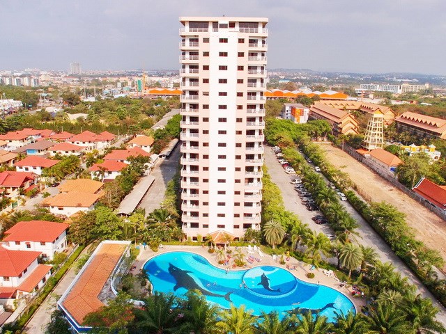 Condominium for rent Jomtien VIEW TALAY 2B showing the building and pool 
