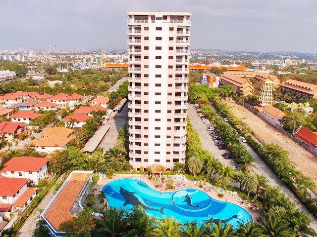 Condominium for rent Jomtien VIEW TALAY 2B showing the building and pool Condominium for rent Jomtien VIEW TALAY 2B showing the building and pool