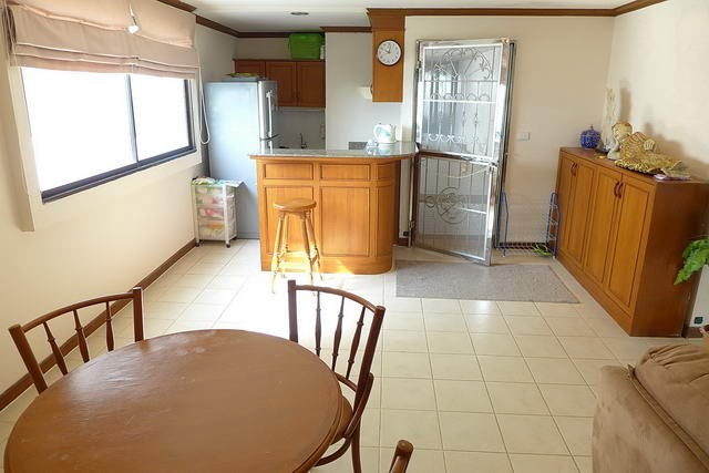 Condominium for rent Jomtien showing the dining and kitchen