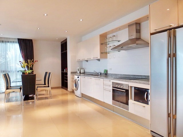 Condominium for rent Jomtien showing the dining and kitchen areas 