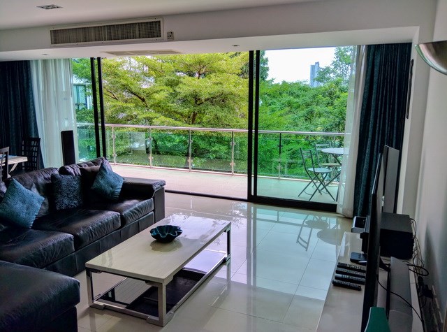 Condominium for rent Jomtien showing the living room and balcony Condominium for rent Jomtien showing the living room and balcony