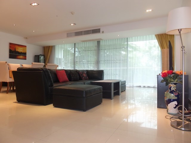 Condominium for rent Jomtien showing the living area and balcony 