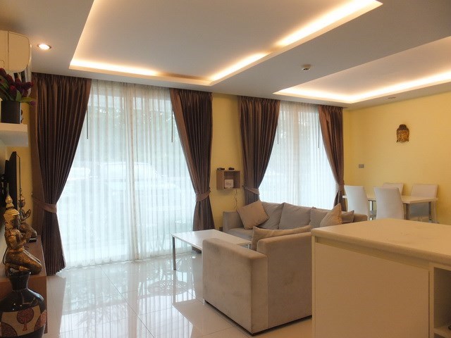 Condominium for rent Jomtien Pattaya showing the living and dining areas