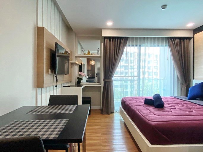 Condominium for Rent Jomtien showing the dining and living areas 