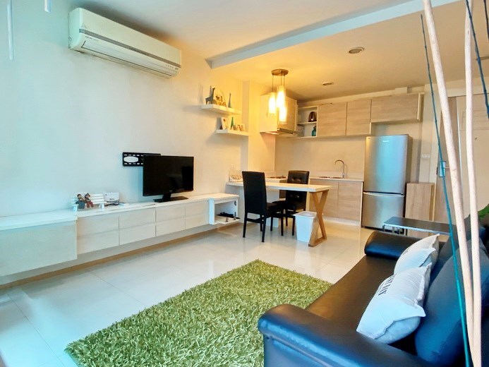 Condominium for Rent Jomtien showing the living, dining and kitchen areas 