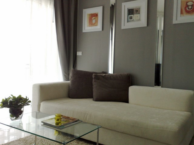 Condominium for rent Jomtien showing the living area 