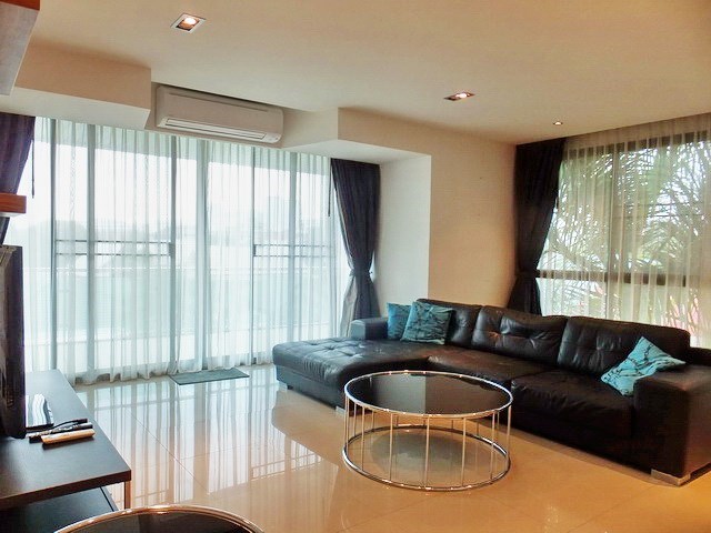 Condominium for rent Jomtien showing the living area and balcony 